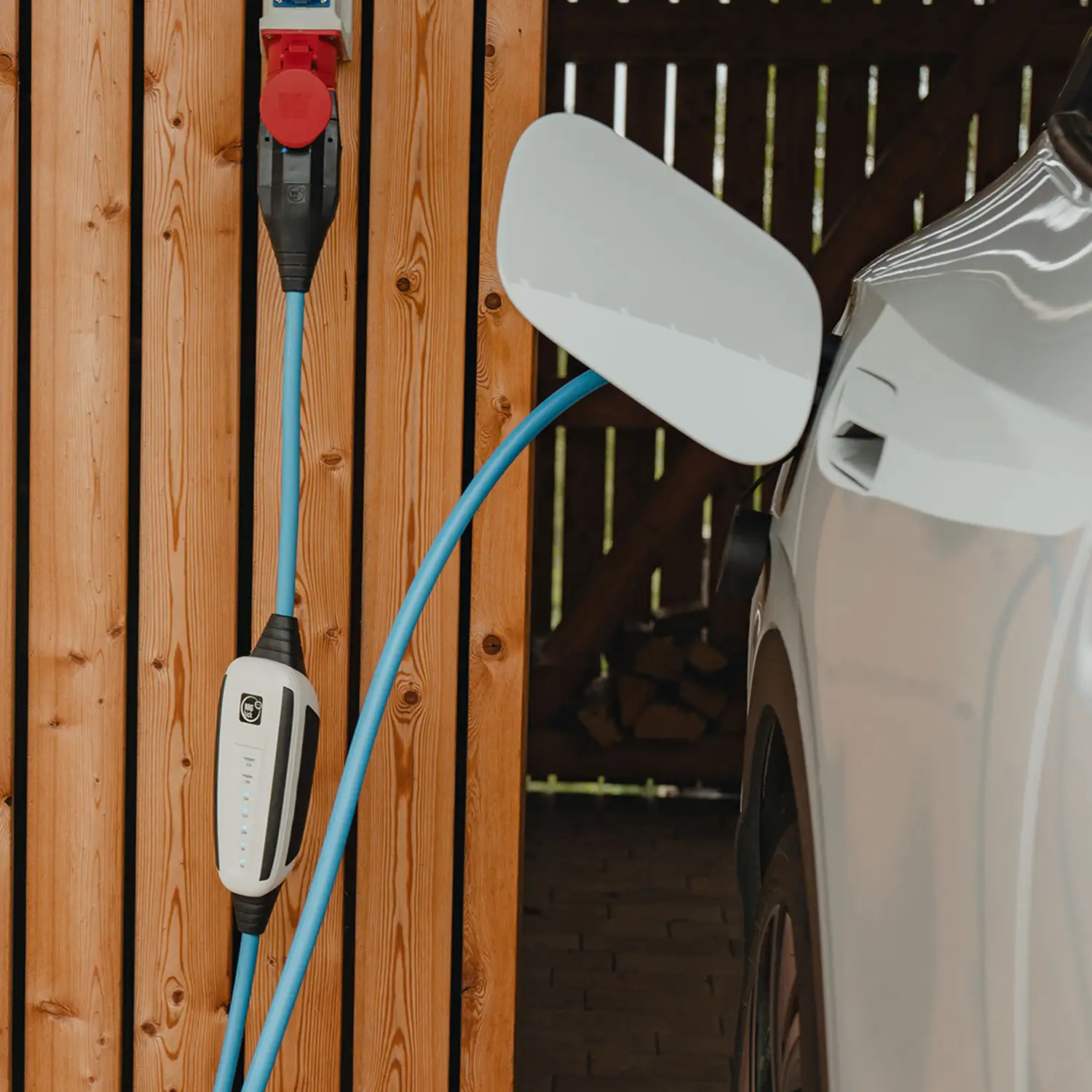 Smartes Laden von Elektroautos mit NRGkick-Wallbox.