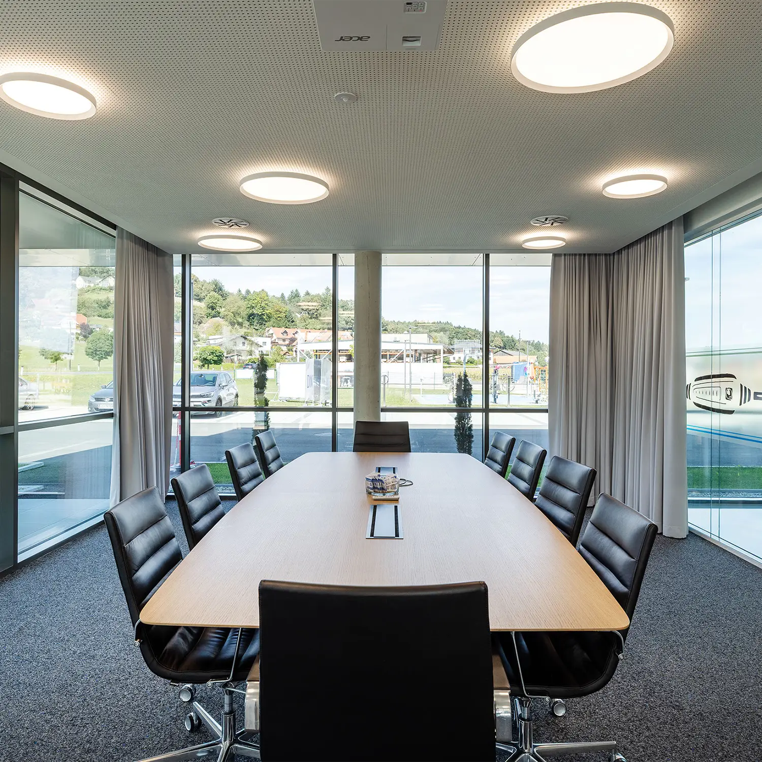 NRGkick-Büro mit modernem Arbeitsplatz fördert Innovation und Kreativität.