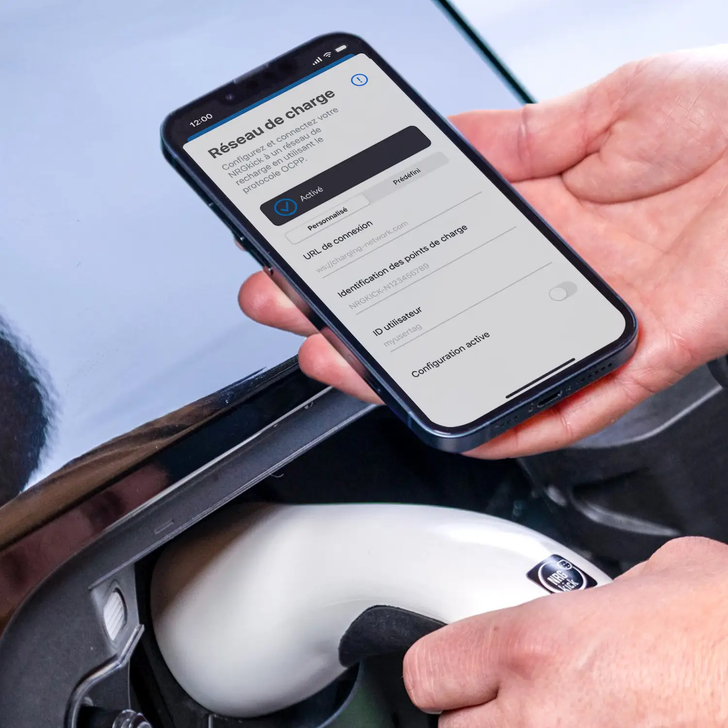 La voiture électrique se recharge sur le boîtier mural intelligent NRGkick, l'application affiche la fonction OCPP.