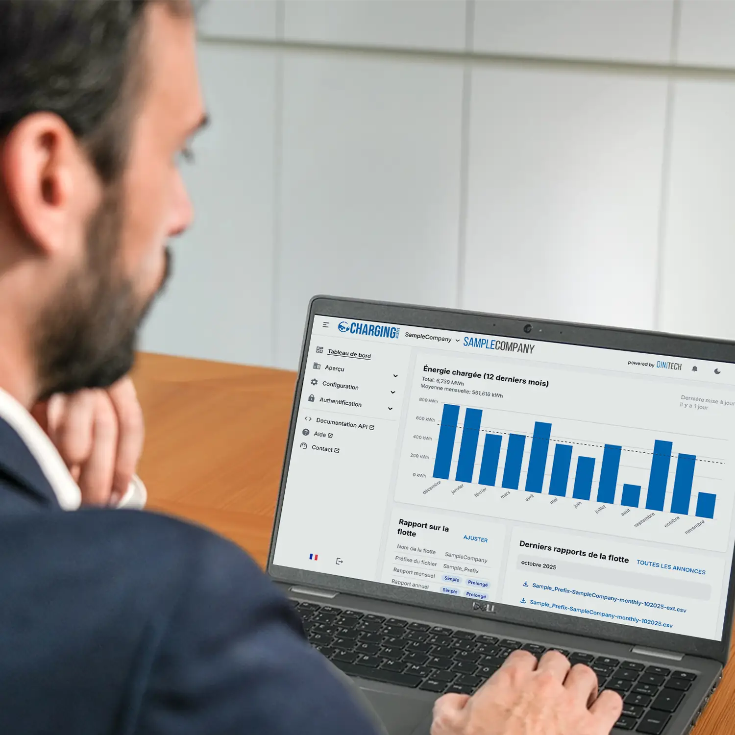 Le gestionnaire de flotte utilise le portail Charging4Fleets sur ordinateur portable avec la Wallbox NRGkick pour les flottes d'entreprise.