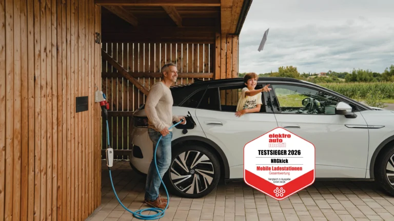 Vater und Sohn laden E-Auto mit NRGkick zuhause – Testsieger-Siegel der Elektroautomobil