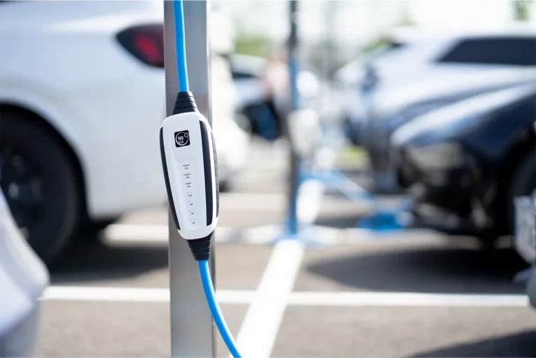 Die Elektroautos im Fuhrpark mit der mobilen Wallbox NRGkick laden.