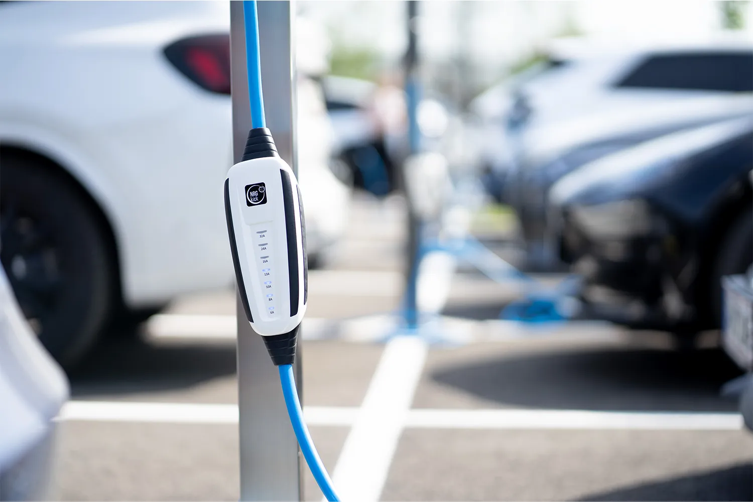 Die Elektroautos im Fuhrpark mit der mobilen Wallbox NRGkick laden.