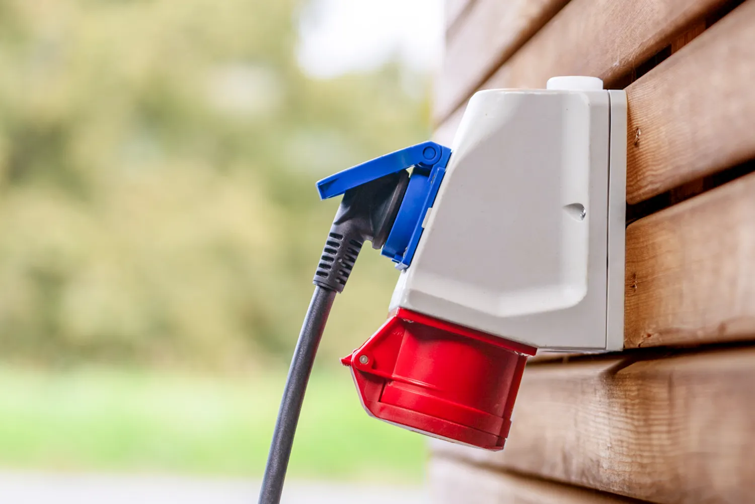 Mit den Steckeraufsätzen von NRGkick an jedem Standort das Elektroauto laden.