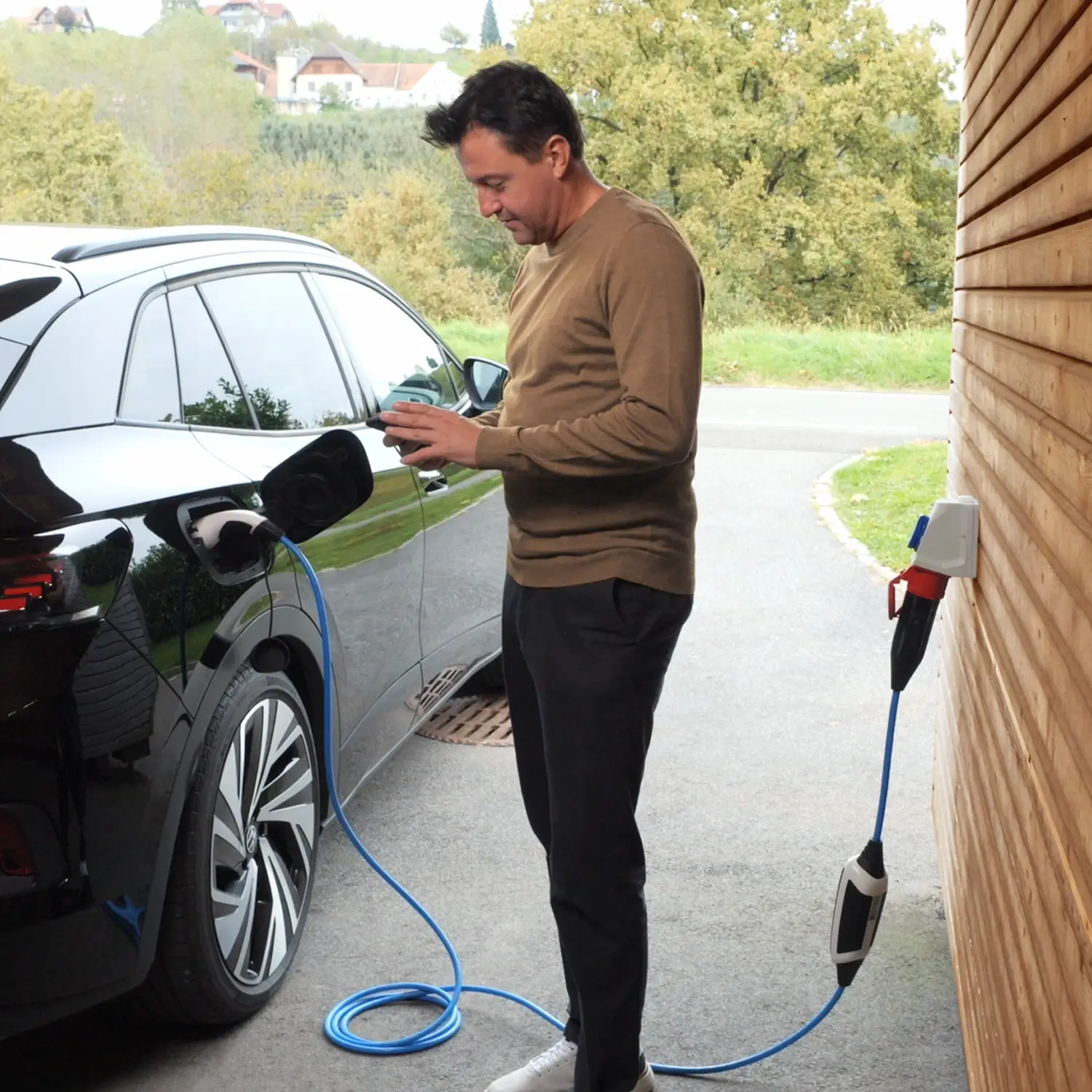 Un employé charge sa voiture de société à domicile avec une Wallbox NRGkick.