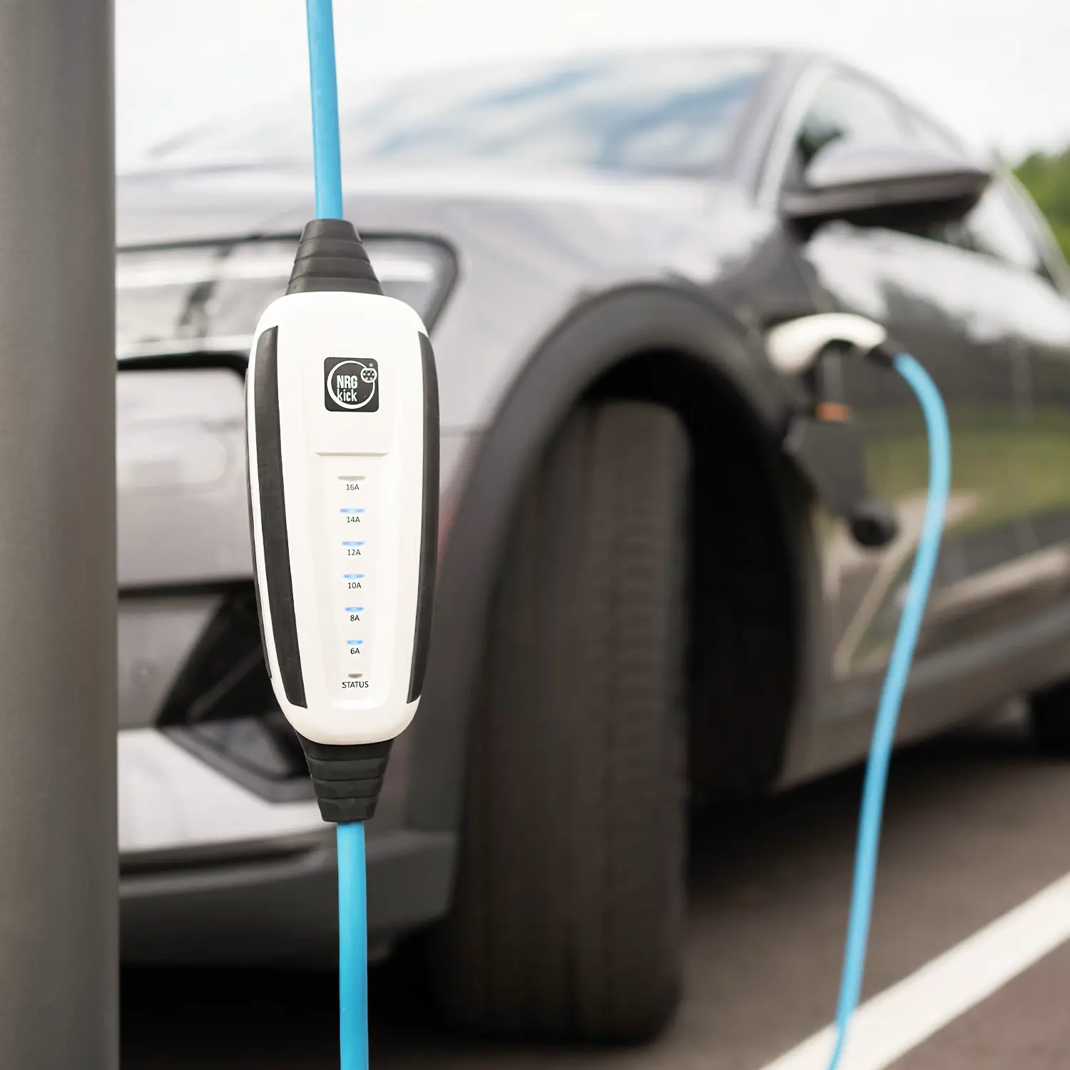 La voiture de société est chargée avec la Wallbox NRGkick.