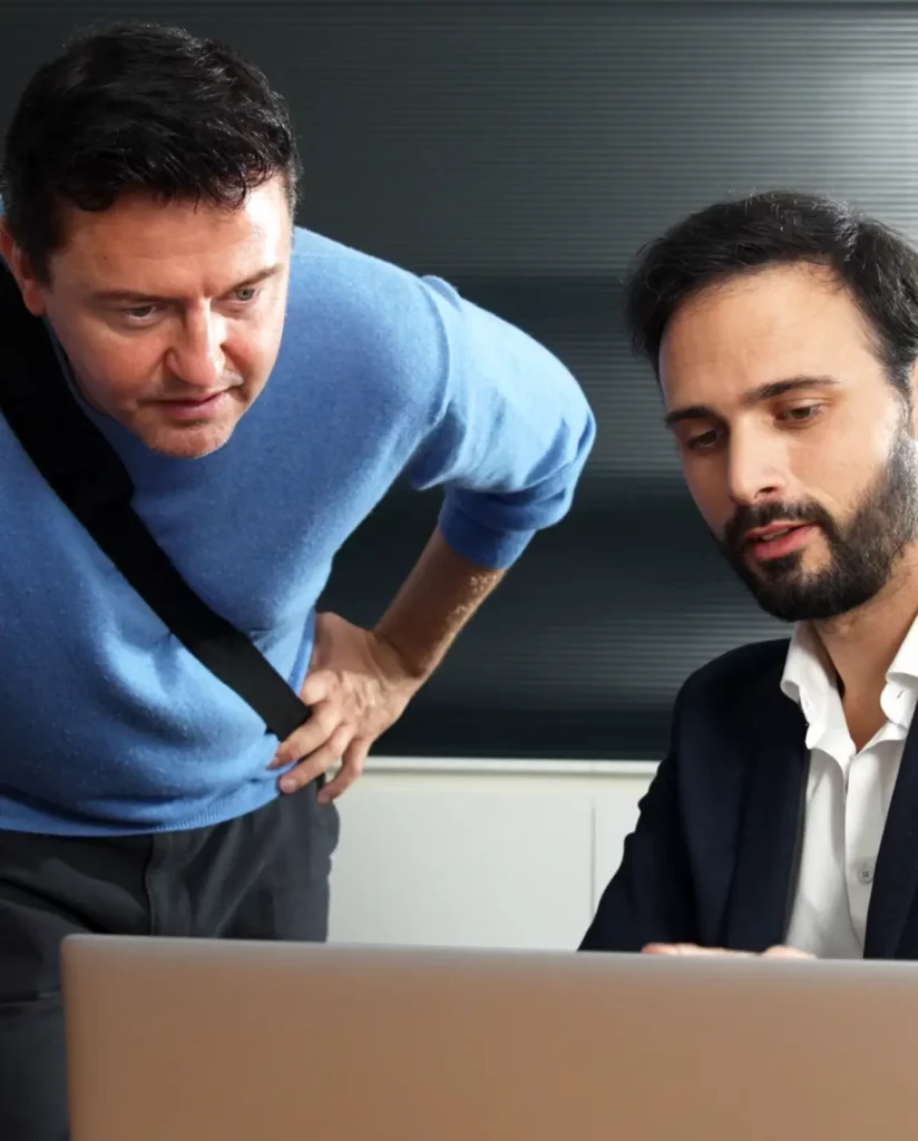 Le gestionnaire de flotte et les employés consultent le portail Charging4Fleets sur leur ordinateur portable.