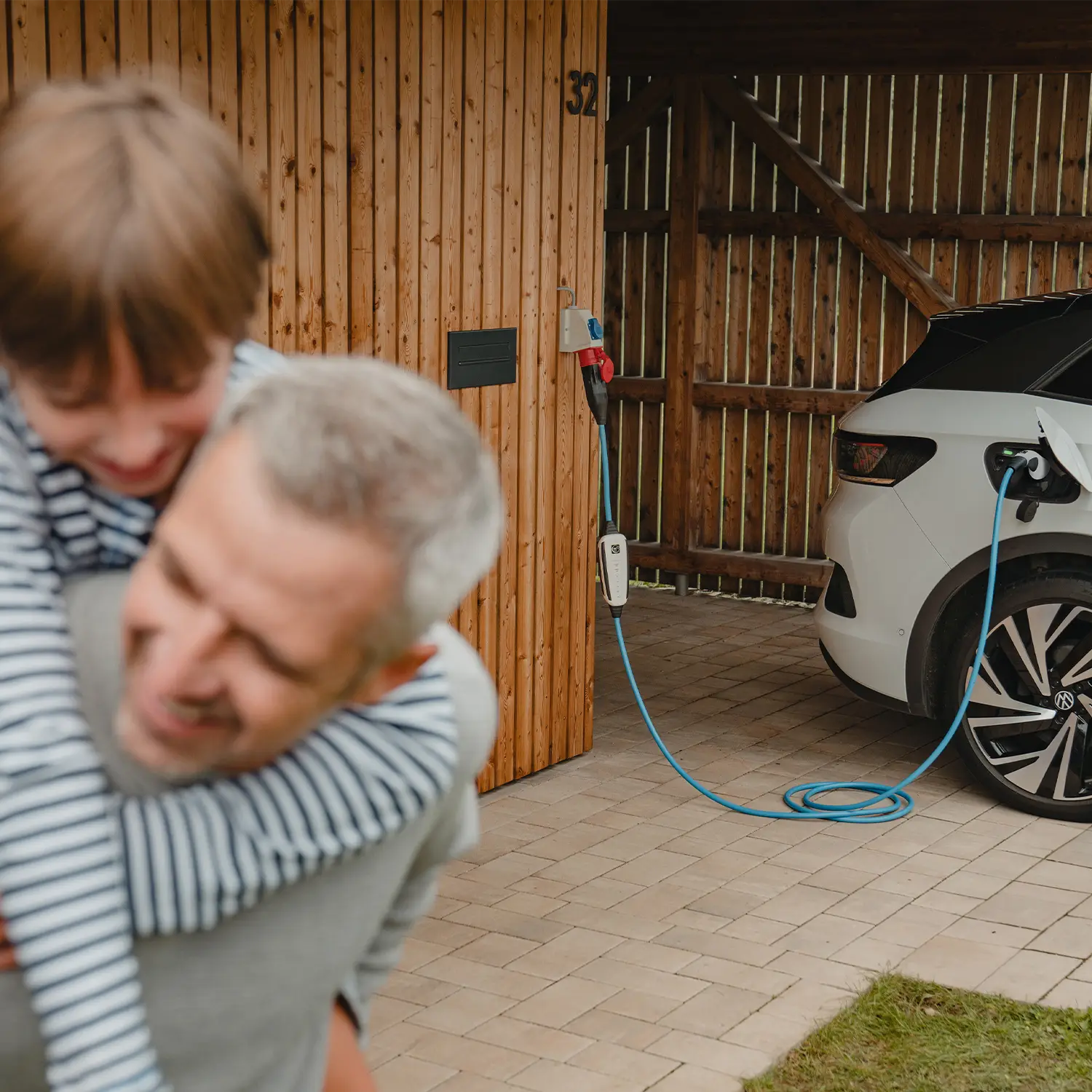 NRGkick-Wallbox lädt Elektroauto zuhause bei einer Familie.