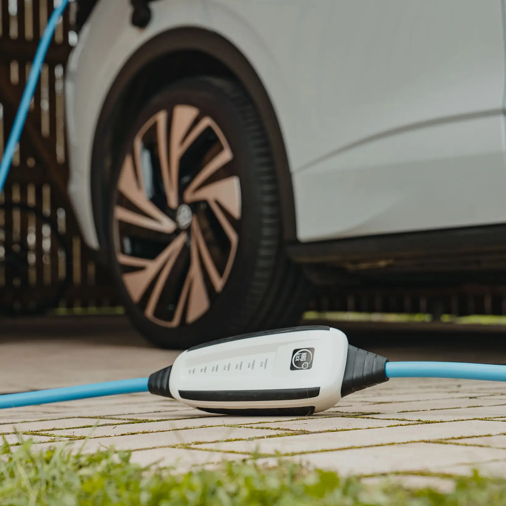 NRGkick ladet ein E-Auto.