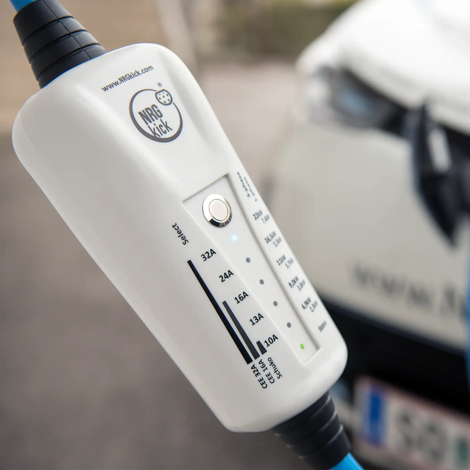 Die mobile Ladestation NRGkick Generation 1 lädt ein E-Auto.