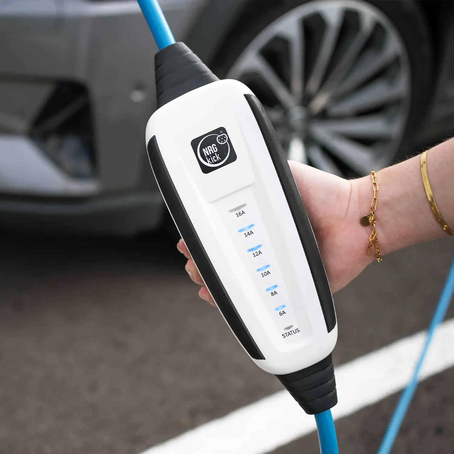 Die mobile Wallbox NRGkick 16A in einer Detailaufnahme.