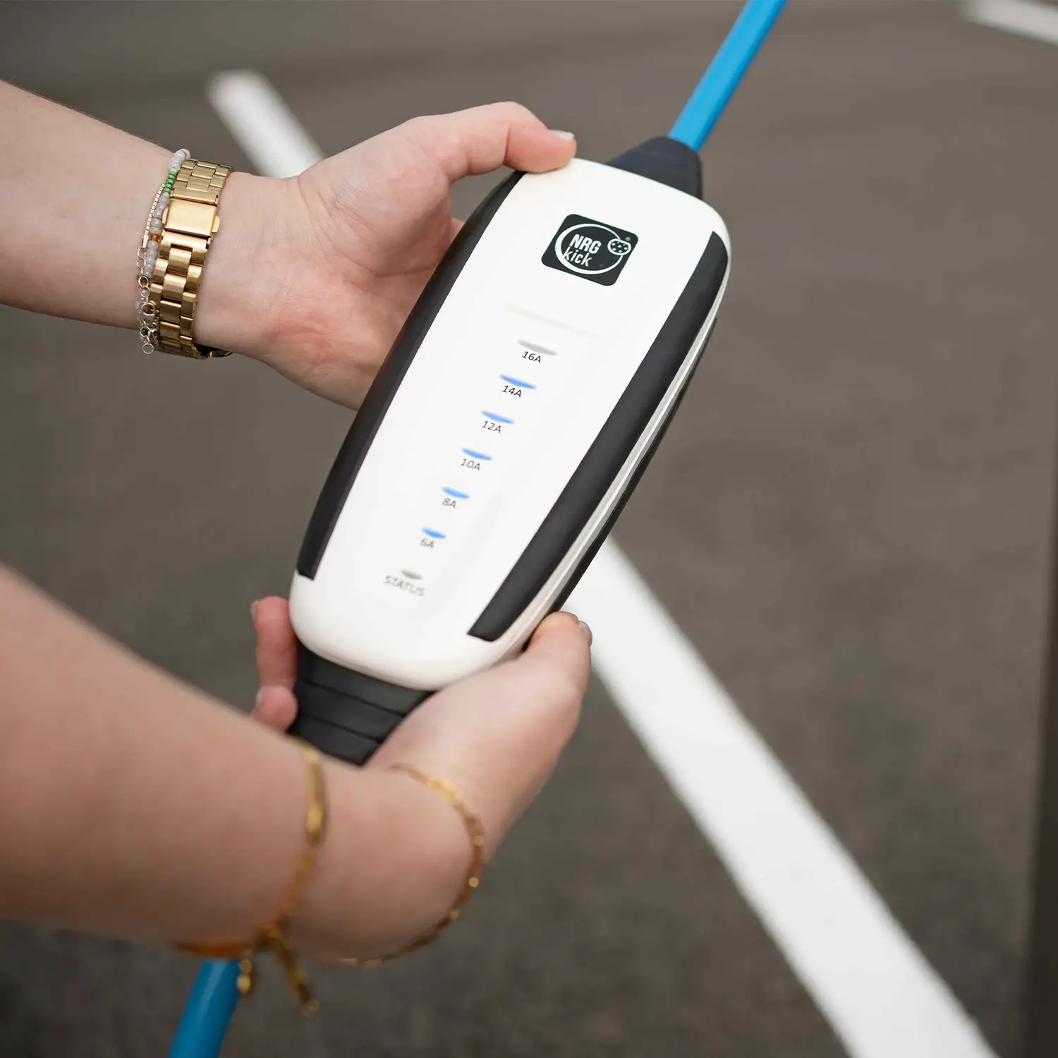 Elektroauto-Ladekabel NRGkick 16A Light wird gezeigt.