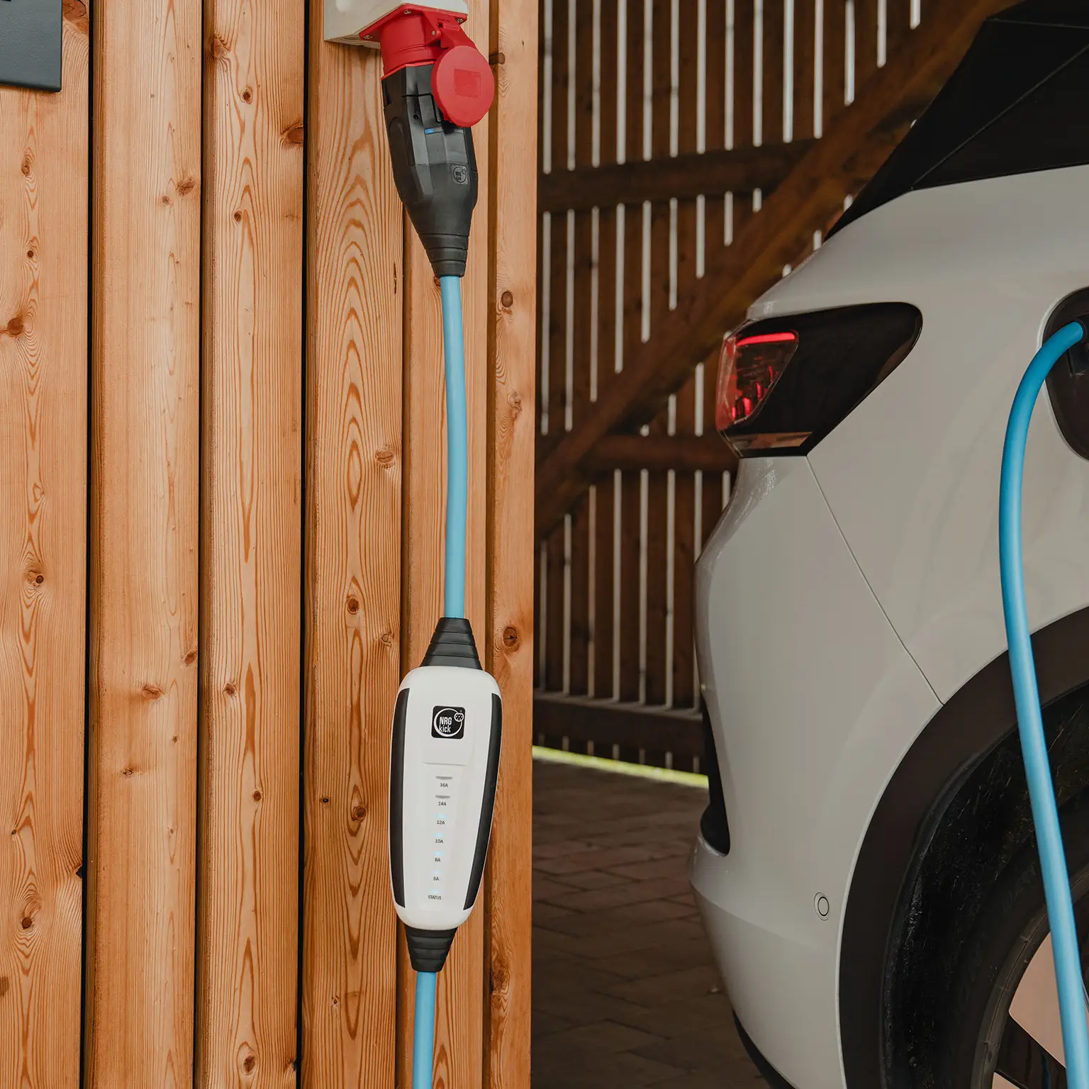 NRGkick 11 kW lädt E-Auto.
