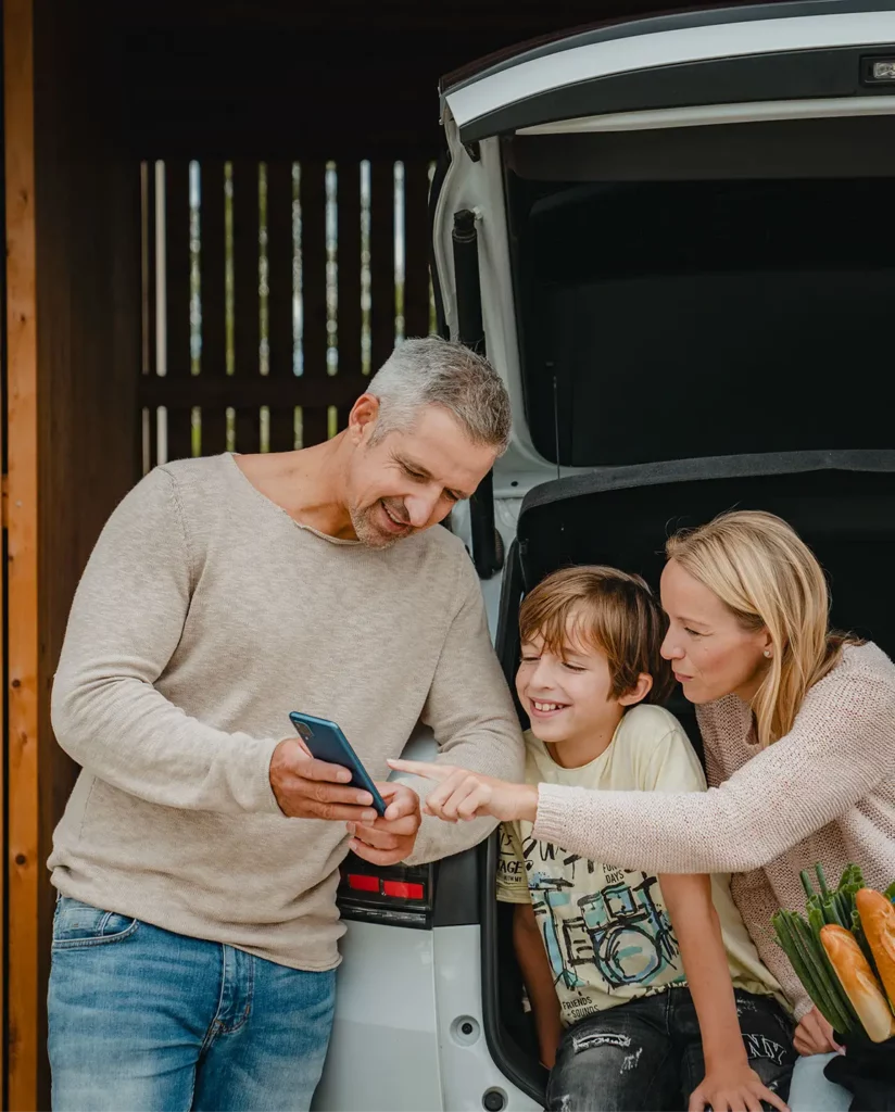 Familie lädt E-Auto smart mit NRGkick 32A und der NRGkick-App.
