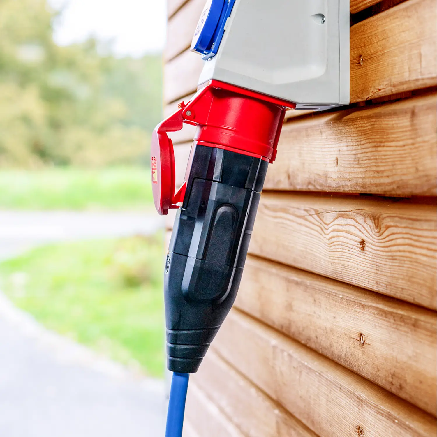 NRGkick Steckeraufsatz 32A 5-polig lädt Elektroauto an Starkstromsteckdose.