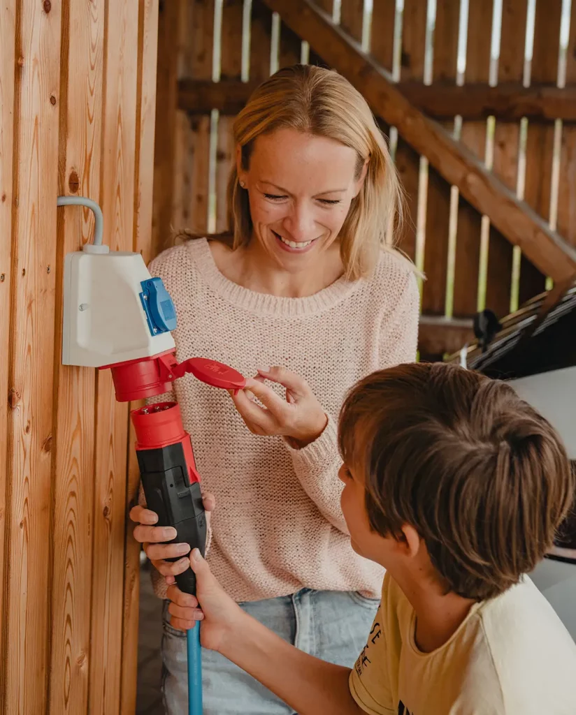NRGkick-Adapter sicher an Stromquelle anschließen.