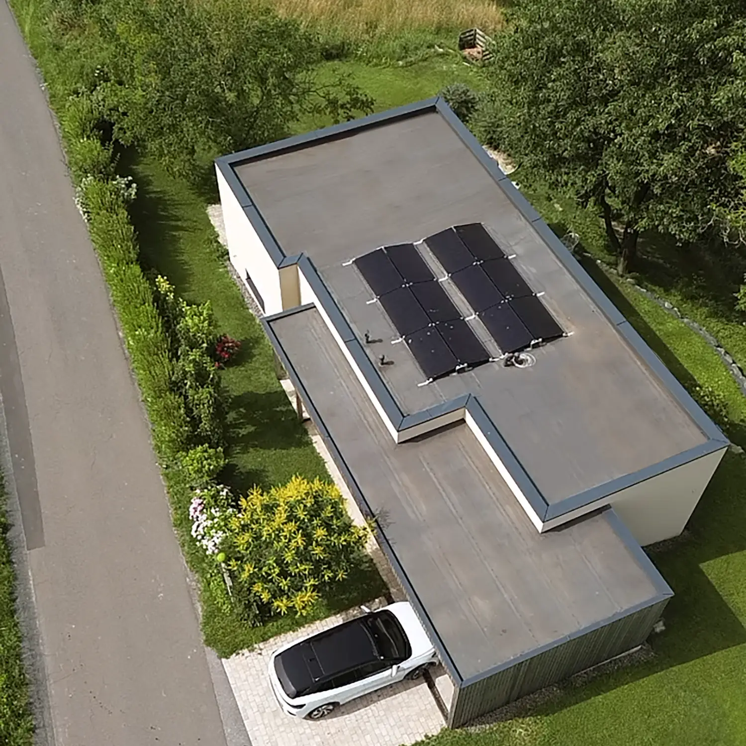Einfamilienhaus mit PV-Anlage lädt Elektroauto an der NRGkick-Wallbox.