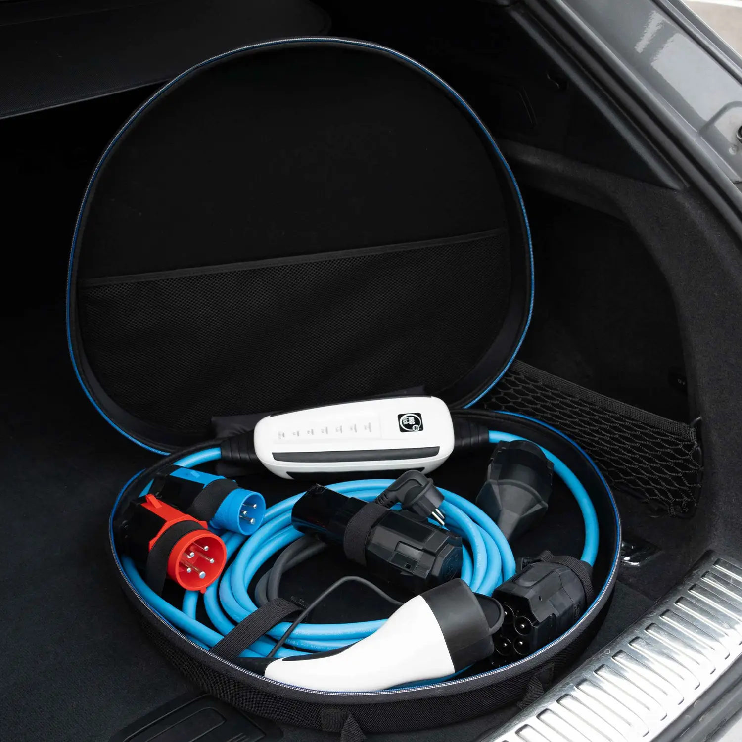 Mobile NRGkick-Ladestation für bequemes Laden von Elektroautos.