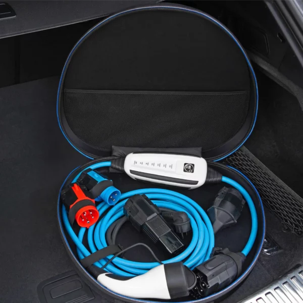 NRGkick 16A light mobile Wallbox liegt in der Transporttasche.