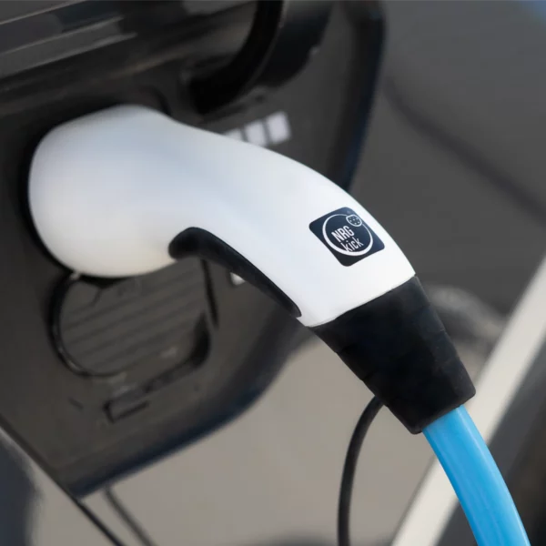 NRGkick 16A mobile Wallbox ist mit fahrzeugseitigem Typ 2 Stecker am Auto angeschlossen.