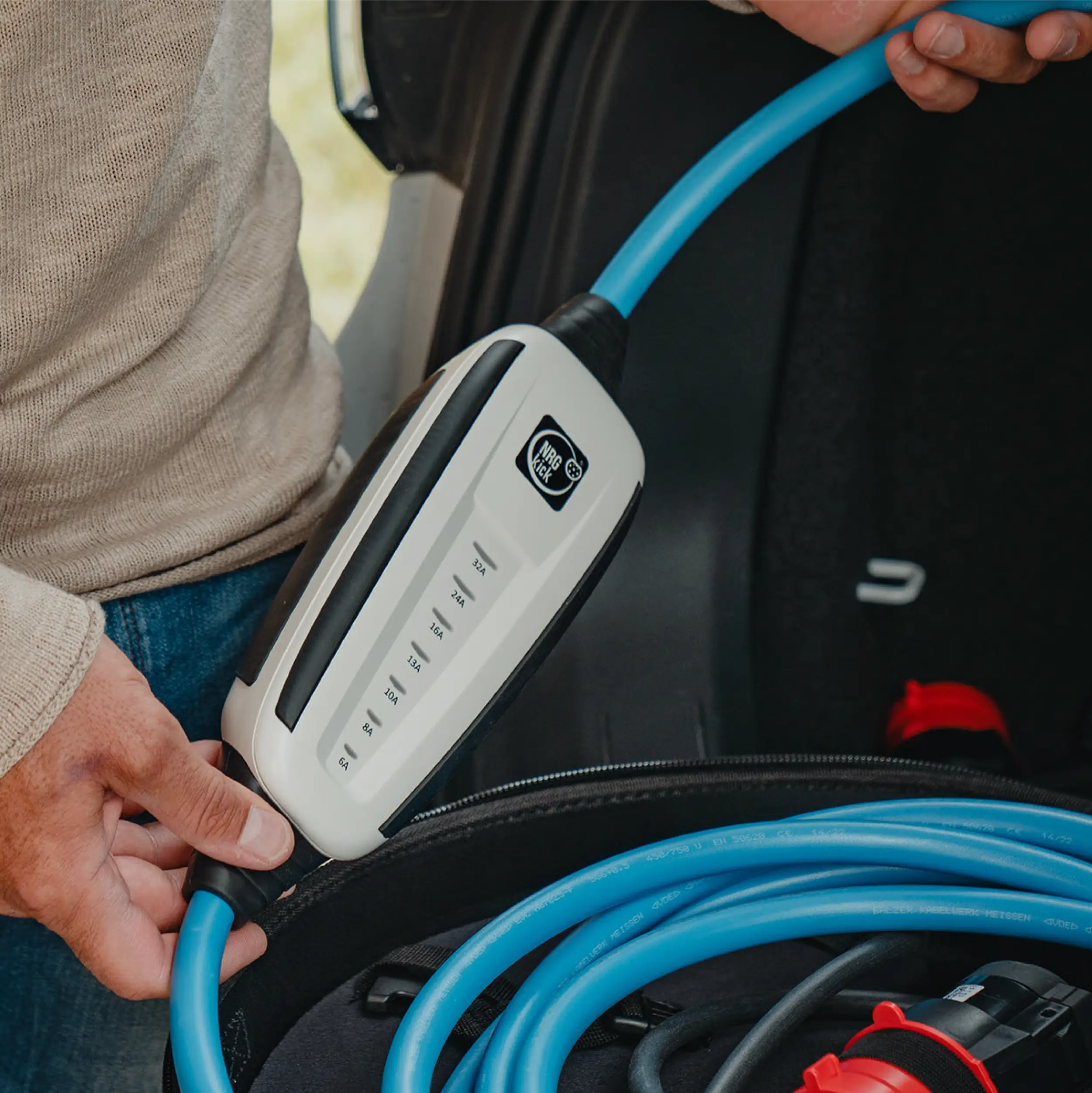NRGkick 32A mobile Wallbox liegt in der Transporttasche.