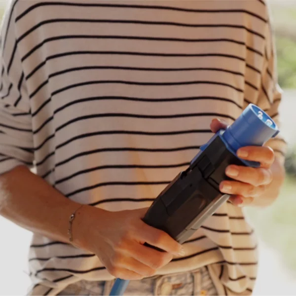 NRGkick Steckeraufsatz 16A 3Pol wird an NRGkick Ladeeinheit angesteckt.