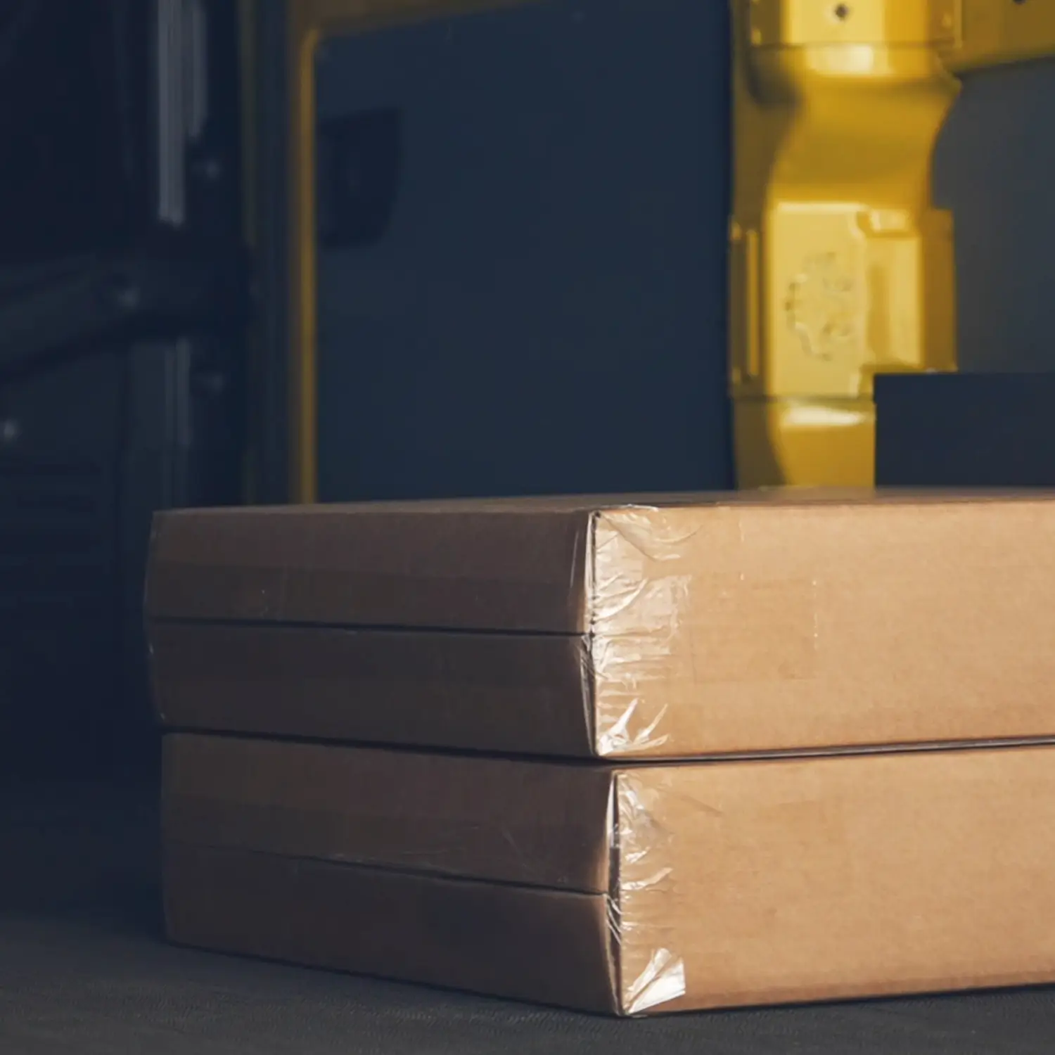 Verpackte NRGkick-Ladeeinheit im Versandprozess.