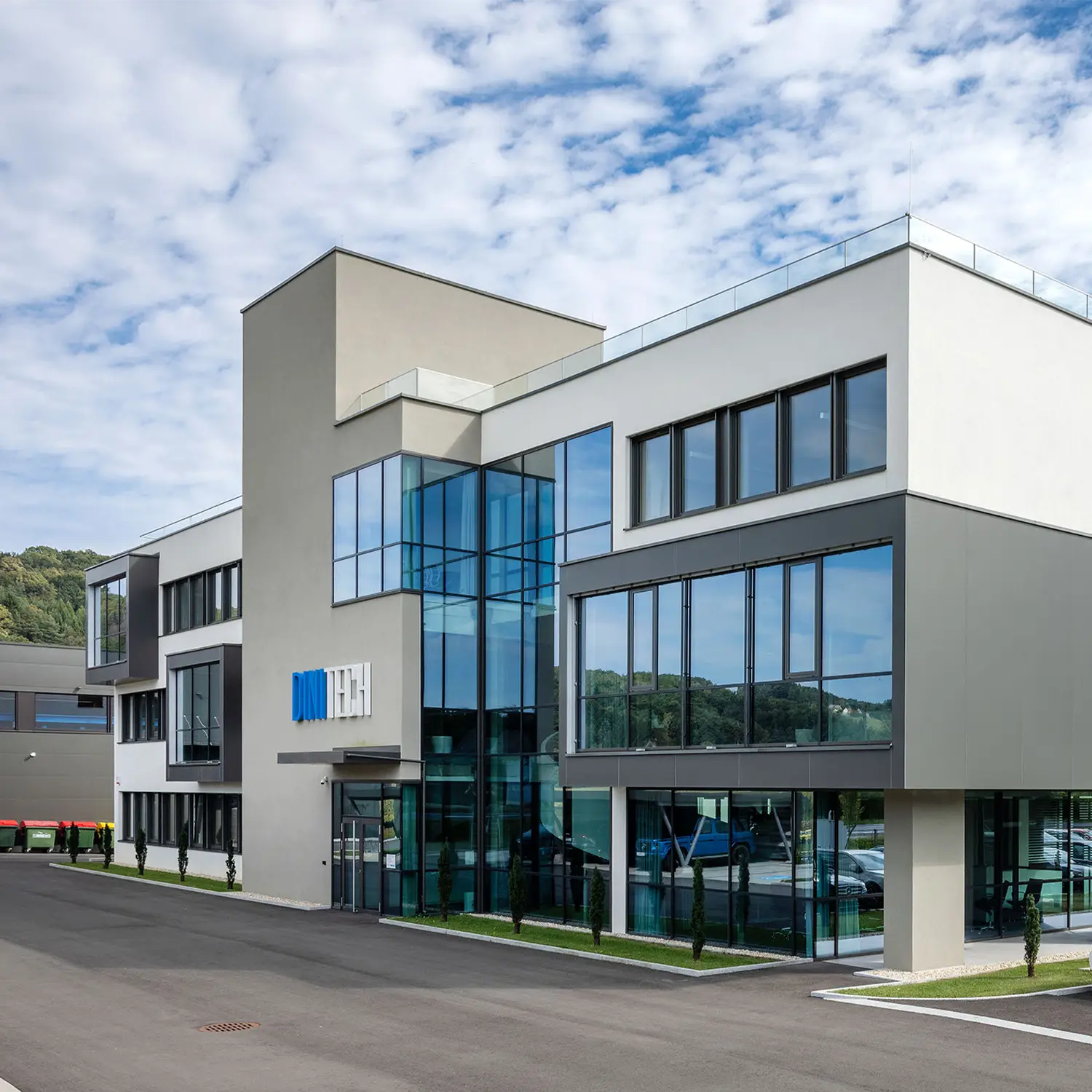 DiniTech Kompetenzzentrum – moderner Unternehmensstandort.