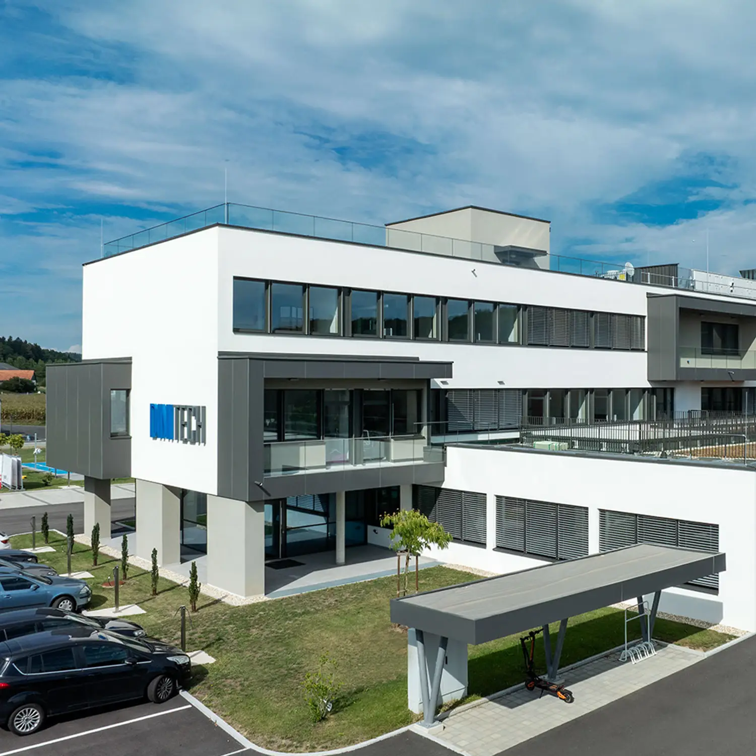 Firmenstandort von DiniTech in St. Stefan, Außenansicht des Gebäudes.