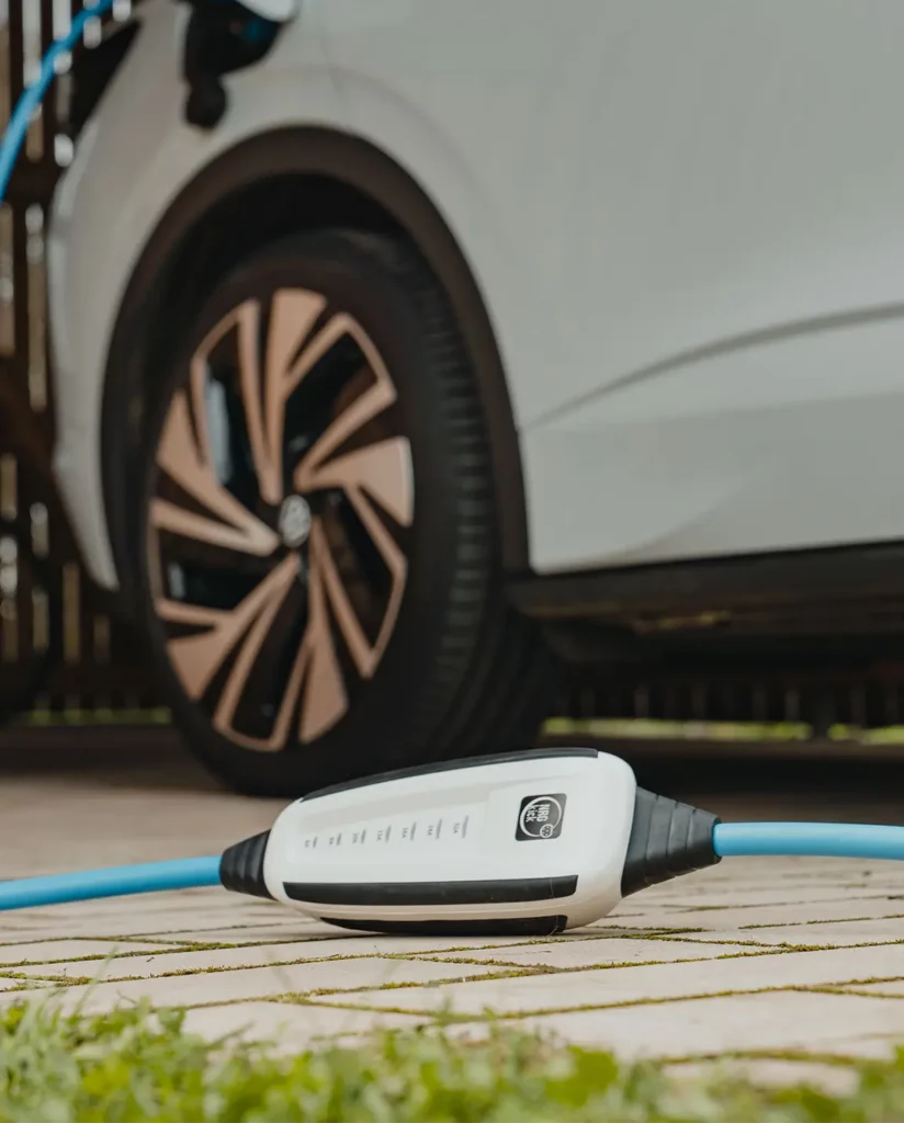 Flexible Wallbox NRGkick sichtbar vor E-Auto.