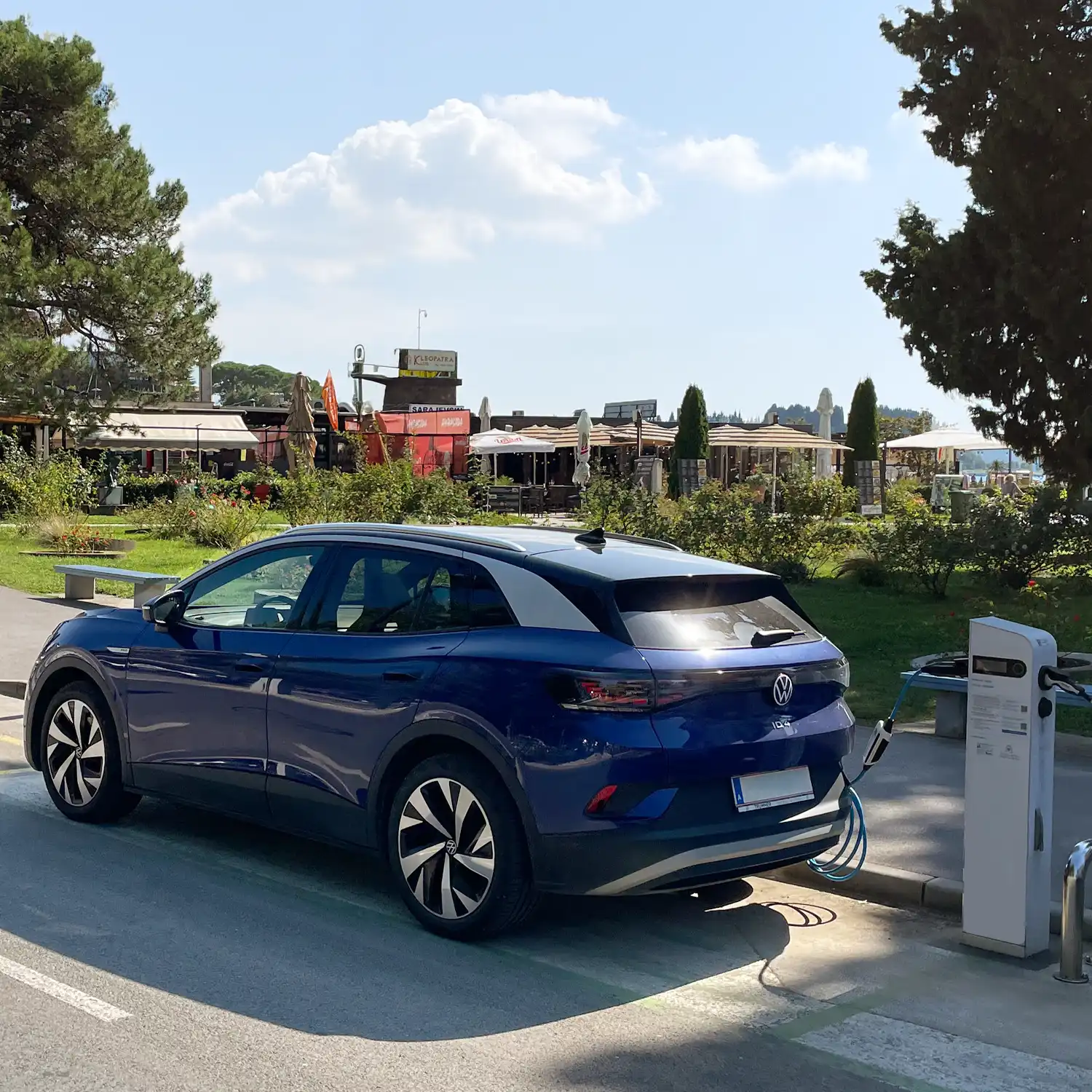 NRGkick mobile Ladestation lädt ein Elektroauto unterwegs auf einer Reise
